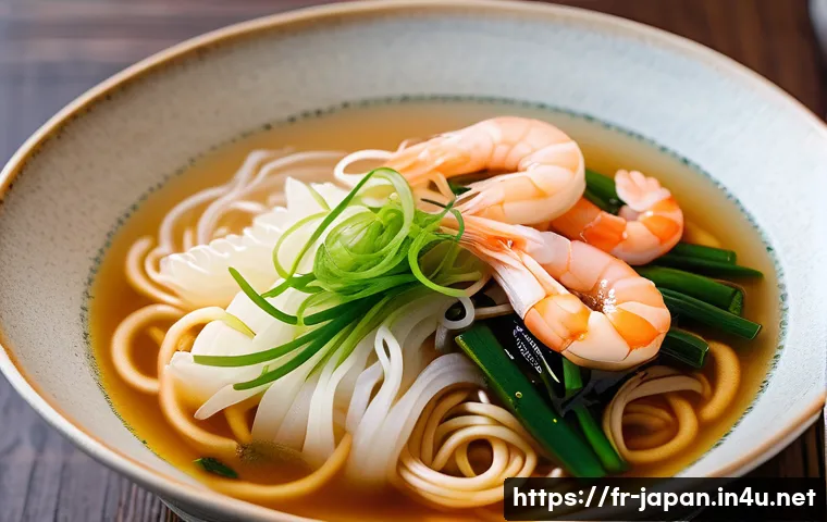 일본 우동 종류와 차이점 - A close-up, high-resolution image of a traditional Sanuki udon bowl from Kagawa, showcasing firm and...